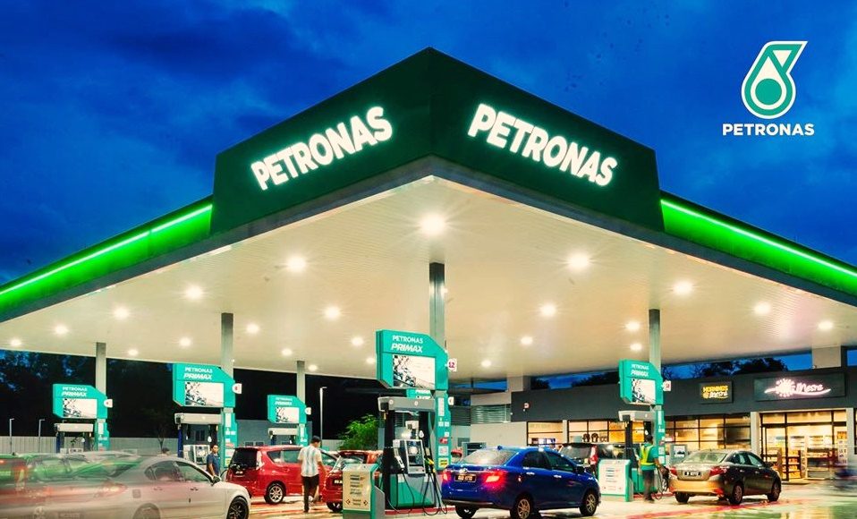 PETRONAS and Phoenix Petroleum executives shake hands after signing the memorandum of understanding for downstream marketing collaboration in the Philippines.