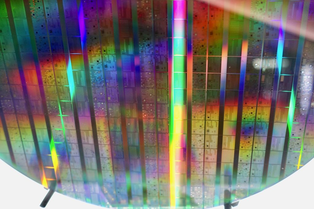 Quantum Computing: From Theory to Practical Breakthroughs