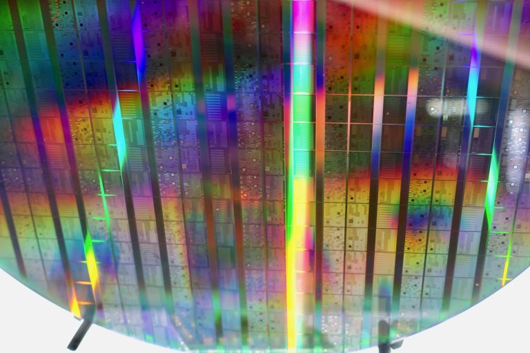 Quantum Computing: From Theory to Practical Breakthroughs