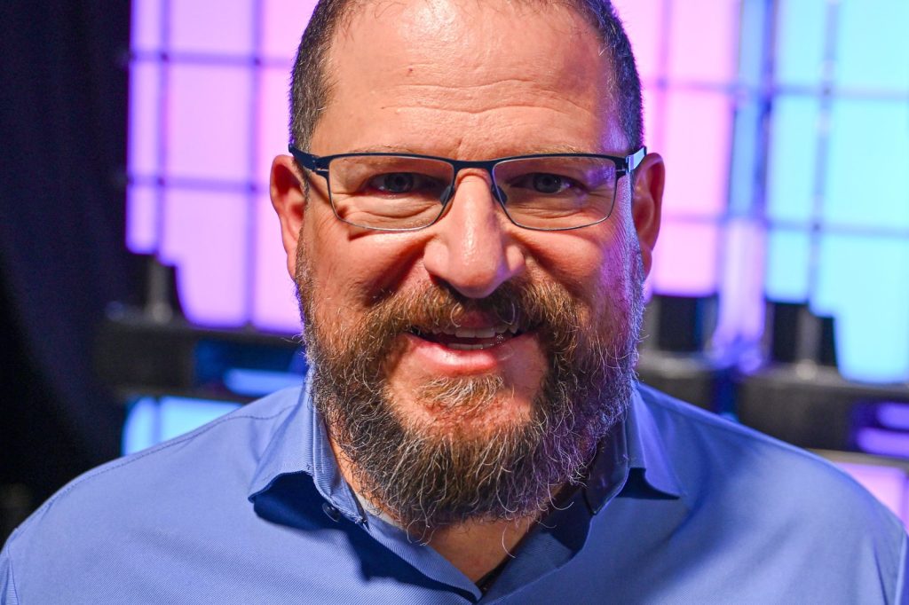 Qualcomm\u2019s Shift to Software/IP Puts 5G Dominance at Risk as Hardware Revenue Slumps