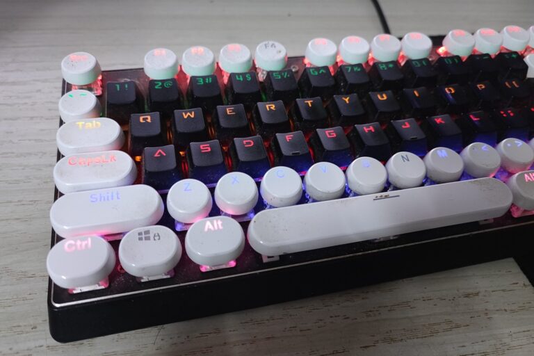 Clicks Power Keyboard Review: Tactile Typing With Magnetic Attachment and Trade-Offs Noted
